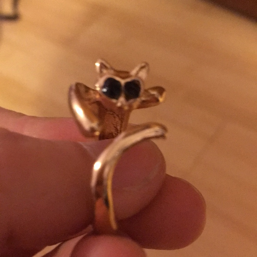 Gold cat ring with black eyes
